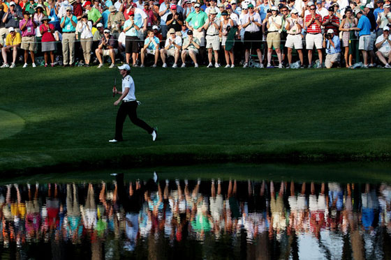 Rory McIlroy llega al green del hoyo 16, uno de los paseos más emotivos en el Augusta National.