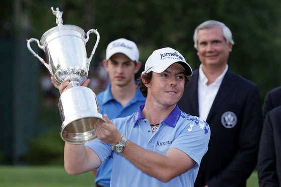 McIlroy levanta orgulloso el trofeo de ganador del US Open.