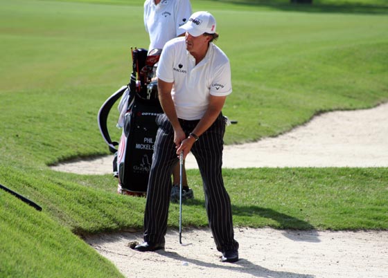 Phil Mickelson abre la cara del palo hasta límites imposibles para sacarla del búnker del hoyo 9.