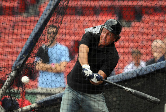 Phil Mickelson mostró su habilidad como bateador en los prolegómenos del partido entre los Red Sox de Boston y los Yankees de Nueva York.