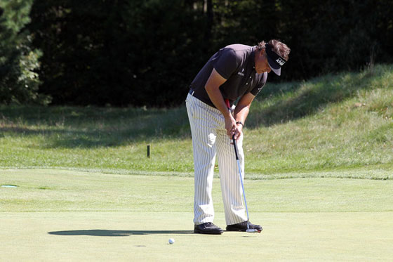 Phil Mickelson, con el belly putter en la primera ronda del Deutsche Bank.