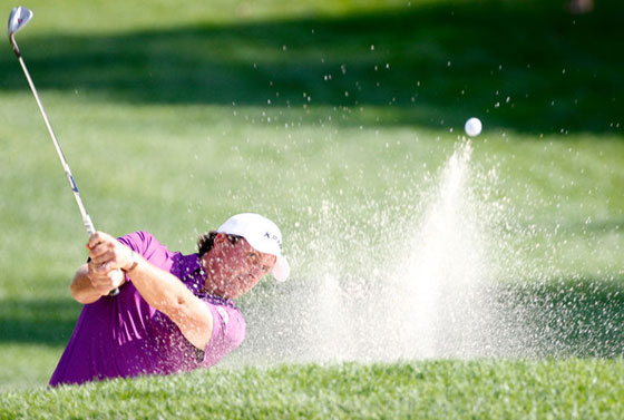 Phil Mickelson recupera desde el búnker del hoyo 18 durante la vuelta de ayer.