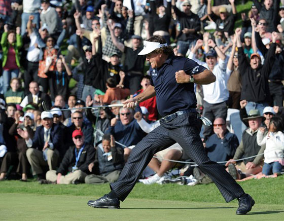 Mickelson celebró por todo lo alto el putt de birdie del hoyo 18 que lo clasificó para el desempate, aunque no le valió para ganar.