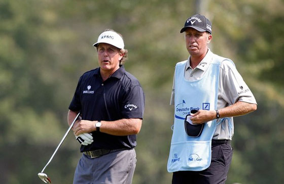 Mickelson se prepara ayer para patear con su belly putter.