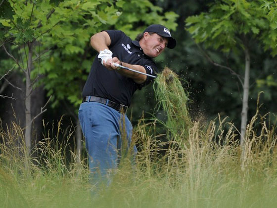 Mickelson realiza un esfuerzo descomunal para salir del rough en el hoyo 14, una de sus enésimas calles falladas..