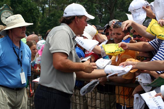 Un autógrafo de Mickelson es una de las piezas más codiciadas en el The Players.