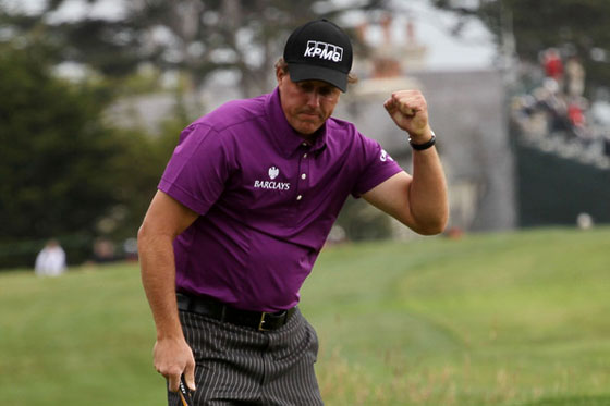 Phil Mickelson celebra el birdie conseguido en el hoyo 11 durante su segunda ronda.