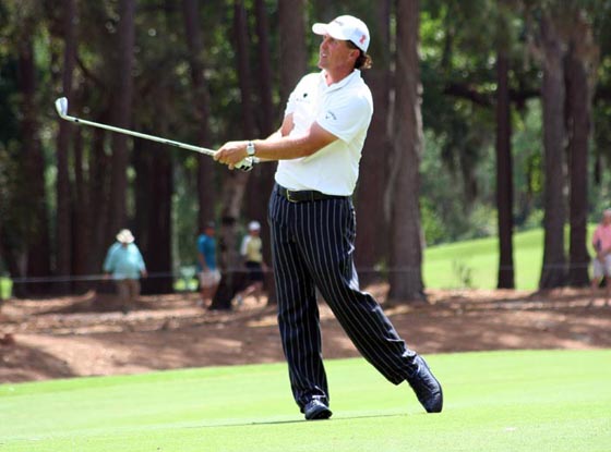 Mickelson pega su segundo golpe desde la calle del hoyo 15.