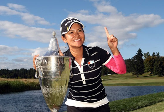 Ai Miyazato posa con el trofeo de ganadora en el Safeway Classic este domingo.