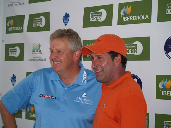 Colin Montgomerie y Chema Olazábal posan ante las cámaras después de su rueda de prensa en Pula.
