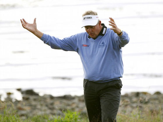 Colin Montgomerie gesticula durante la reanudación de la segunda jornada del Open de Escocia.