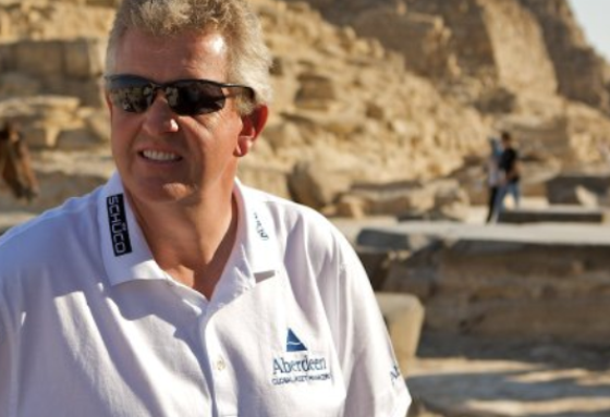 Colin Montgomerie posa durante una visita a las pirámides de Egipto.