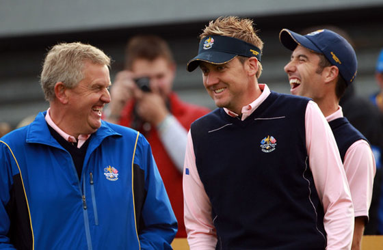Montgomerie, Poulter y Fisher demuestran el buen ambiente que reina en el equipo europeo.