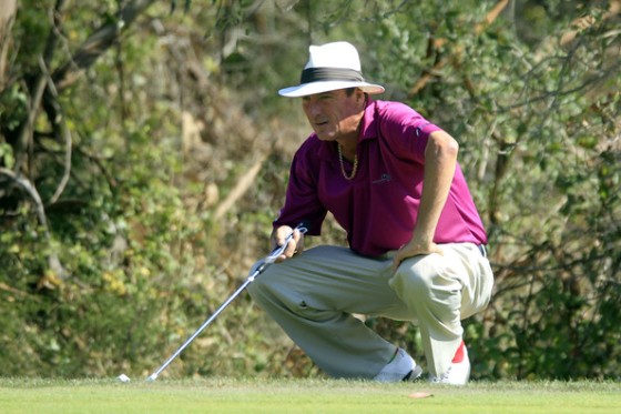 Mark Mouland lee la caída de un putt en Portugal esta semana.