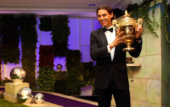 Rafa Nadal posa con el trofeo de ganador de Wimbledon en la fiesta de los campeones.