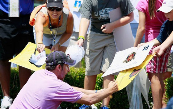 Chema Olazábal firma autógrafos durante una ronda de prácticas en Atlanta esta semana.