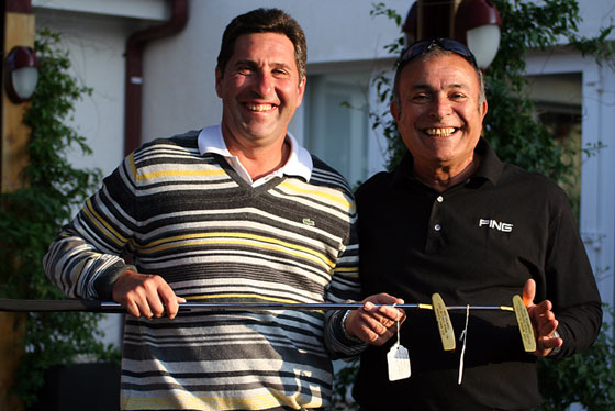 José María Olazábal y Fernando Cambronero posan con los putters que commemoran sus victorias en el NEC World Series y el Volvo PGA de 1994.