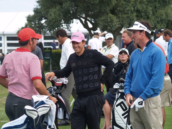 José María Olazábal habla con Gonzalo Fernández Castaño y su caddie Jordi Giró en el campo de prácticas de Valderrama.