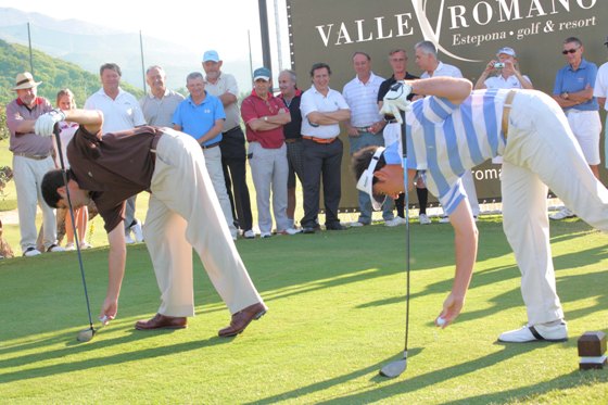 Chema Olazábal y Gonzalo Fernández Castaño se preparan para dar el golpe de honor para inaugurar Valle Romano.