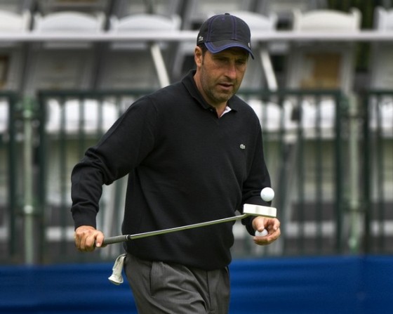Olazábal juega con el putter y unas bolas durante esta gira americana.