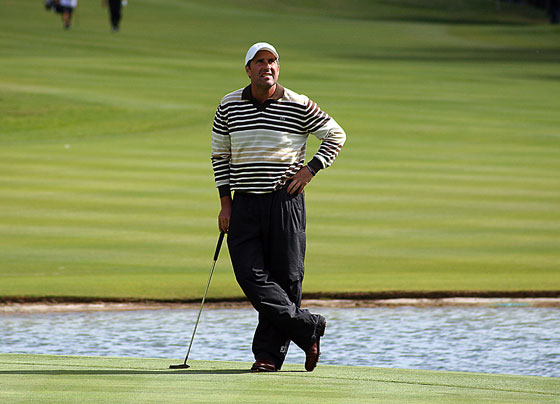José María Olazábal mira al cielo mientras espera su turno de juego hoy en el green del 17.