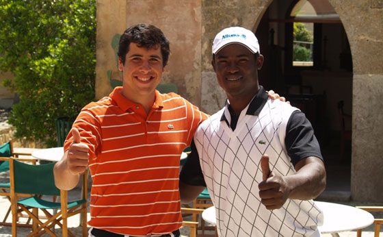 Adrián Otaegui posa para Ten-Golf junto a Manuel de los Santos, con quien ha compartido mesa y mantel tras su vuelta en animada charla.