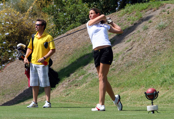 Pablo observa el golpe de su hermana en el tee del 1 del Club de Golf Flamingos.