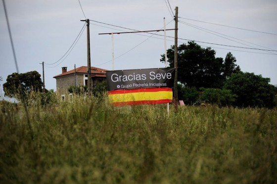 Esta pancarta de homenaje a Seve preside la entrada de Pedreña estos días.