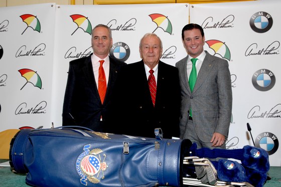 Arnold Palmer posa junto a sus socios durante la presentación en España de su colección.