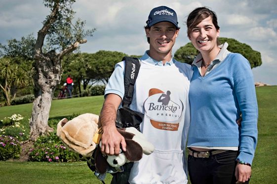 Borja Etchart está haciendo de caddie de su hermana Paola en la primera prueba del Banesto Tour.