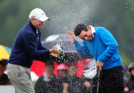 James Morrison baña con champán a John Parry tras su victoria en la Vivendi Cup.