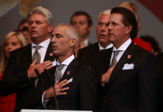 Corey Pavin y Phil Mickelson, durante la interpretación del himno americano.