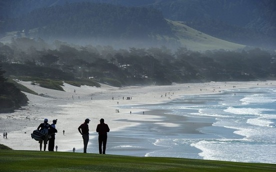 Marino y Harrington tratan de concentrarse en la calle del 9 del Pebble Beach Golf Links. Pebble Beach Golf Links