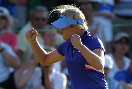 Suzann Pettersen celebra su victoria en el Safeway Classic.