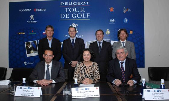 Foto de familia con todos los que hacen posible el Peugeot Tour: Álvaro Salto, Antonio González -Director Adjunto de Peugeot-, Javier Gervás y Alessandro Rogato; sentados: Stephane Levy, Isabel Gemio y Gonzaga Escauriaza.