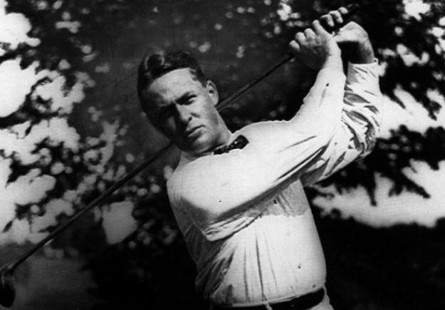 Bobby Jones, en una mítica imagen de archivo con su clásico finish. Bobby Jones, en una mítica imagen de archivo con su clásico finish.