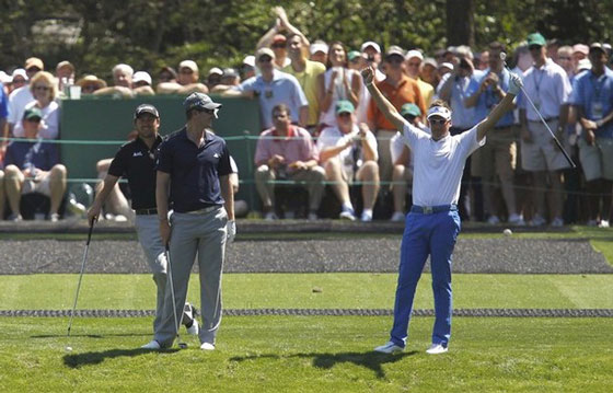 Ian Poulter celebra su éxito en el habitual juego de prácticas de Augusta de pegar contra el agua en el hoyo 16 y conseguir que de varios botes y la bola se quede en green.