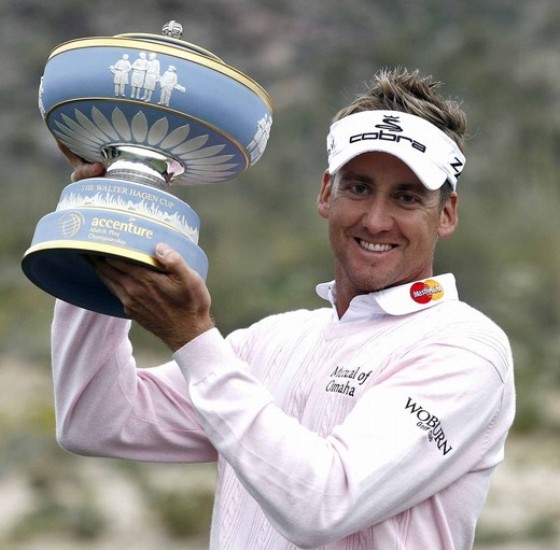 Poulter posa sonriente con el trofeo de campeón del Accenture Match Play.