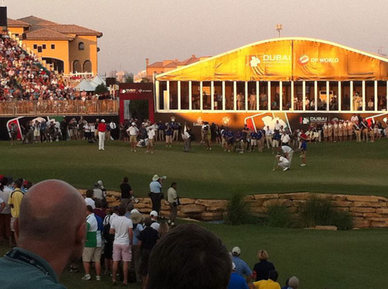 Green del hoyo 18. Desempate. Instante en el que un árbitro comunica a Poulter que tiene un golpe de penalidad.