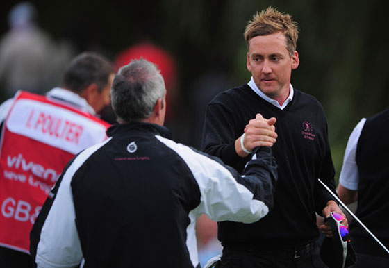 Ian Poulter recibe la felicitación de Paul McGinley tras su victoria con Dyson en los foursomes.