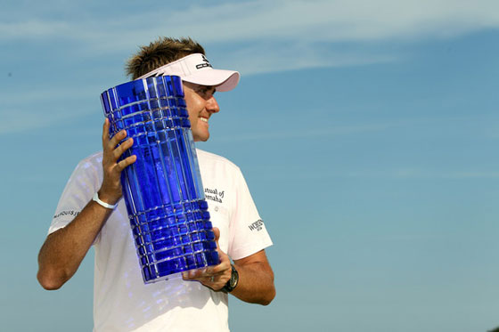 Ian Poulter posa feliz con el trofeo que Seve conquistó en cinco ocasiones.