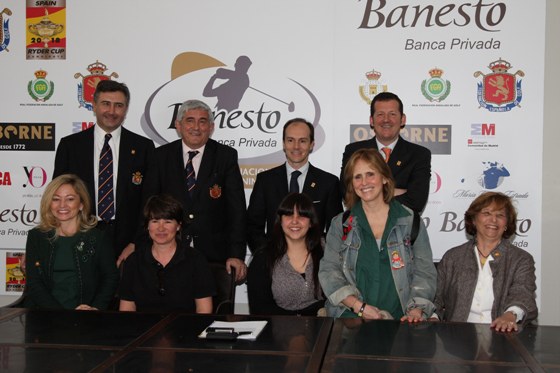 De pie: Jaime Salaverri, Gonzaga Escauriaza, Rami Abukhair, Carlos García-Hirschfeld Sentadas: Marisa Sauras, las jugadoras María Martín y Marta Martín del Castillo, Mercedes Milá y Paloma Enríquez. Fernando Herranz.