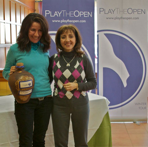 Marelbis Ortiz posa con el trofeo de ganadora de primera categoría en Alhaurín.
