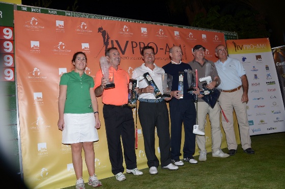 El equipo ganador del IV Pro-Am de la Fundación María García Estrada liderado por Miguel Ángel Martín posan con los premios junto a José María García Estrada y Alejandra García Estrada.
