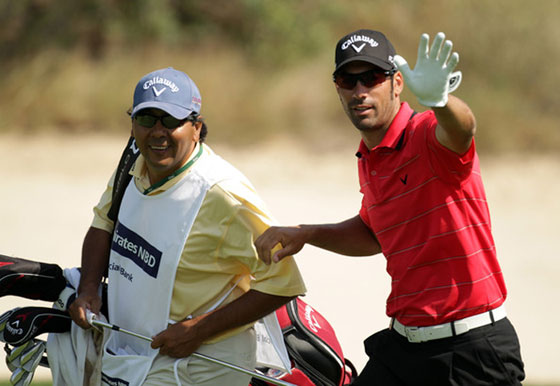 Álvaro Quirós y su caddie, Rubén Yorio, bromean y saludan hacia la cámara.