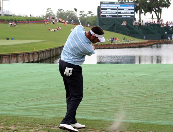 Álvaro Quirós golpea su primera bola al hoyo 17 de Sawgrass esta tarde.