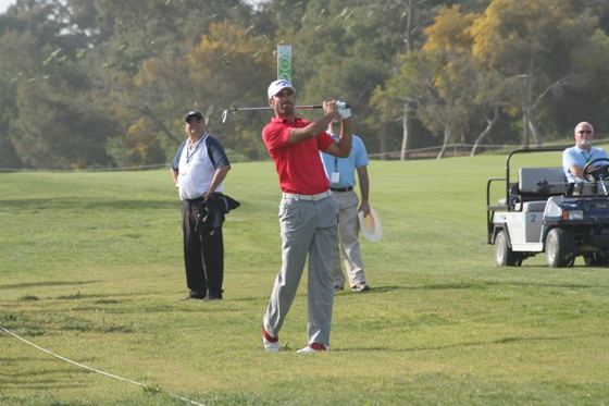 Álvaro Quirós pega su tercer golpe en el hoyo 14 (par 5).