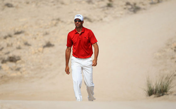 Álvaro Quirós camino por uno de los caminos del Doha Golf Club durante el último día en Qatar.