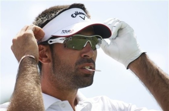 Álvaro Quirós se ajusta las gafas durante la última vuelta de hoy en Doral.