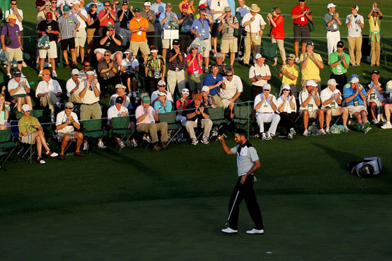 Álvaro Quirós saluda al público instantes después de embocar el birdie en el 18.